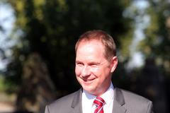 Před zámeckou branou v Lánech