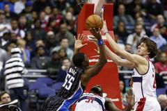Basketbalista Jan Veselý v souboji o míč