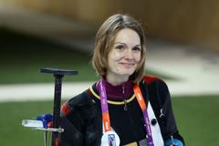 Česká střelkyně Kateřina Emmons během střelby ze vzduchové pušky na 10 metrů na OH 2012 v Londýně.