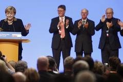 Ovace pro Merkelovou po znovuzvolení do čela CDU