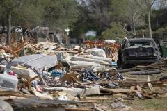 West - Texas - USA - továrna - výbuch - trosky