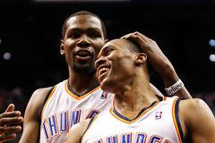 Hráči klubu NBA Oklahoma City Kevin Durant a Russell Westbrook