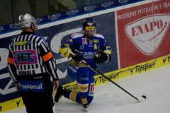 Hokej, Zlín - Třinec: Petr Leška a rozhodčí Martin Homola