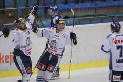 Hokejisté Liberce Martin Čakajík, Tomáš Filippi a Wayne Simmonds (zleva) se radují z gólu v utkání se Zlínem v 19. kole Tipsport extraligy 2012/13.