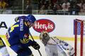 Hokej, České hokejové hry, Švédsko - Finsko: Nicklas Danielsson (44) dává gól na 2:1 - Atte Engren