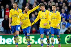 Giroud, Cazorla, Ramsey a Özil se radují z branky Arsenalu do sítě Cardiffu