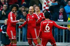 Arjen Robben slaví se spoluhráči branku do sítě Braunschweigu