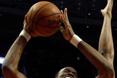 Basketbalista Jason Collins v akci (vlevo)