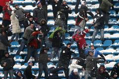 Fotbal, Baník Ostrava - České Budějovice: fanoušci Baníku, koulovaná