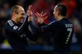 Fotbalisté Bayernu Mnichov Arjen Robben (vlevo) a Franck Ribéry slaví gól v utkání proti Lille v Lize mistrů 2012/13.