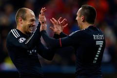 Fotbalisté Bayernu Mnichov Arjen Robben (vlevo) a Franck Ribéry slaví gól v utkání proti Lille v Lize mistrů 2012/13.