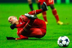 Nejbrutálnější fotbalové fauly: Když kosti praskají!