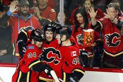 Calgary vs. Dallas (Hudler, Červenka a Tanguay se radují)