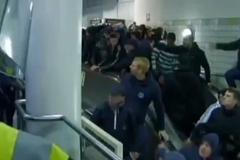 Policie vyzrála na rowdies. Zrychlila jim eskalátor