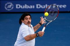 Maradona hraje tenis v Dubaji