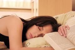 Spánek - čtení v posteli