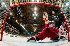 Hokej, extraliga, Třinec - Sparta: brankář Peter Hamerlík a rozhodující nájezd Petra Tona