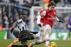 Newcastle United's Tiote challenges Arsenal's Rosicky during their English Premier League soccer match in Newcastle