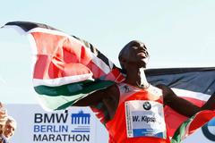 Keňan Wilson Kipsang slaví triumf na berlínském triumfu