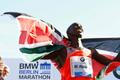 Keňan Wilson Kipsang slaví triumf na berlínském triumfu