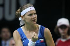 Česká tenistka Lucie Šafářová ve finále Fed Cupu 2012 proti Srbce Jeleně Jankovičové.