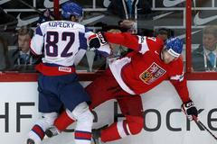 Nájezd Tomáše Kopeckého do Michaela Frolíka v semifinále MS Česko - Slovensko