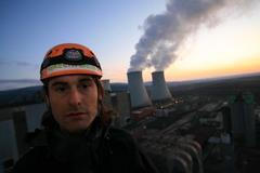 Ekologové protestují na komíně elektrárny Prunéřov