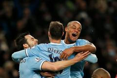 Edin Džeko slaví gól, který vstřelil v Premier League do sítě Crystal Palace