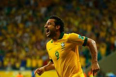 Brazilec Fred slaví branku v síti Itálie na Poháru FIFA 2013