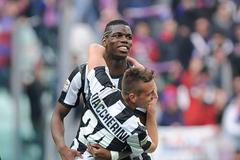 Emanuele Giaccherini a Paul Pogba z Juventusu Turín