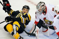 Robin Lehner zasahuje proti Patrici Bergeronovi