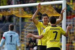 Robert Lewandowski a Jonas Hofmann slaví gól Dortmundu