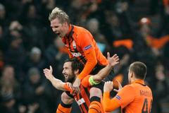 Liga mistrů: Šachtar Doněck - Borussia Dortmund: Darijo Srna slaví gól, Tomáš Hübschmann a Jaroslav Rakitckij (vpravo) - všichni Šachtar