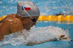 Česká plavkyně Petra Chocová plave v závodě na 100 metrů na OH 2012 v Londýně.