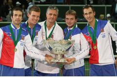 Čeští tenisté se radují z vítězství ve finále Davis Cupu 2012 proti Španělsku.