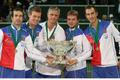 Čeští tenisté se radují z vítězství ve finále Davis Cupu 2012 proti Španělsku.