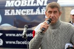 Andrej Babiš rozdává zmrzlinu