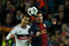 Fotbal, Liga mistrů, Barcelona - AC Milán: Lionel Messi (vpravo¨) - Mathieu Flamini