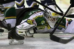 Hokejový brankář Karlových Varů Tomáš Závorka v utkání proti Kladnu ve 26. kole Tipsport extraligy 2012/13.