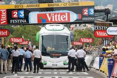 Zaparkovaný autobus v cíli první etapy Tour de France 2013