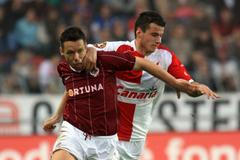 Fotbalista klubu AC Sparta Praha Pavel Horváth a Daniel Pudil ze Slávie v utkání Gambrinus ligy.