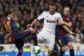 Real Madrid - FC Barcelona: Karim Benzema - Xavi Hernandez (vlevo) a Andres Iniesta