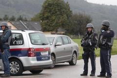 Policie zablokovala cestu kvůli pytlákovi