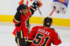 Hokej, NHL: Steve Begin a Roman Horák (Calgary)