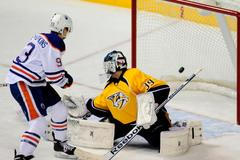 NHL: Marek Mazanec inkasuje gól proti Edmontonu