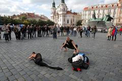 Andrej Babiš rozdává zmrzlinu