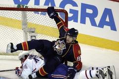 Čeští hokejisté Rostislav Olesz z Floridy Panthers (nahoře) a Roman Hamrlík z Montrealu Canadiens v utkání NHL 2011/12.