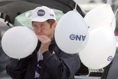 Andrej Babiš rozdává zmrzlinu