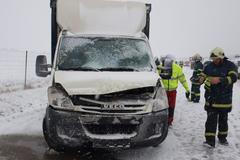 Nehoda - D11 - dodávka - hasiči - sníh