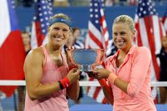 Lucie Hradecká a Andrea Hlaváčková oslavují vítězství na US Open 2013